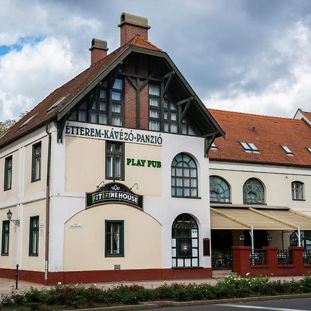 Bed and Breakfast Play Pub Etterem Es Panzio Debrecen Exterior foto