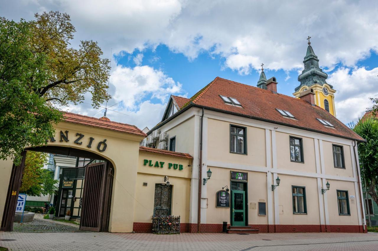 Bed and Breakfast Play Pub Etterem Es Panzio Debrecen Exterior foto