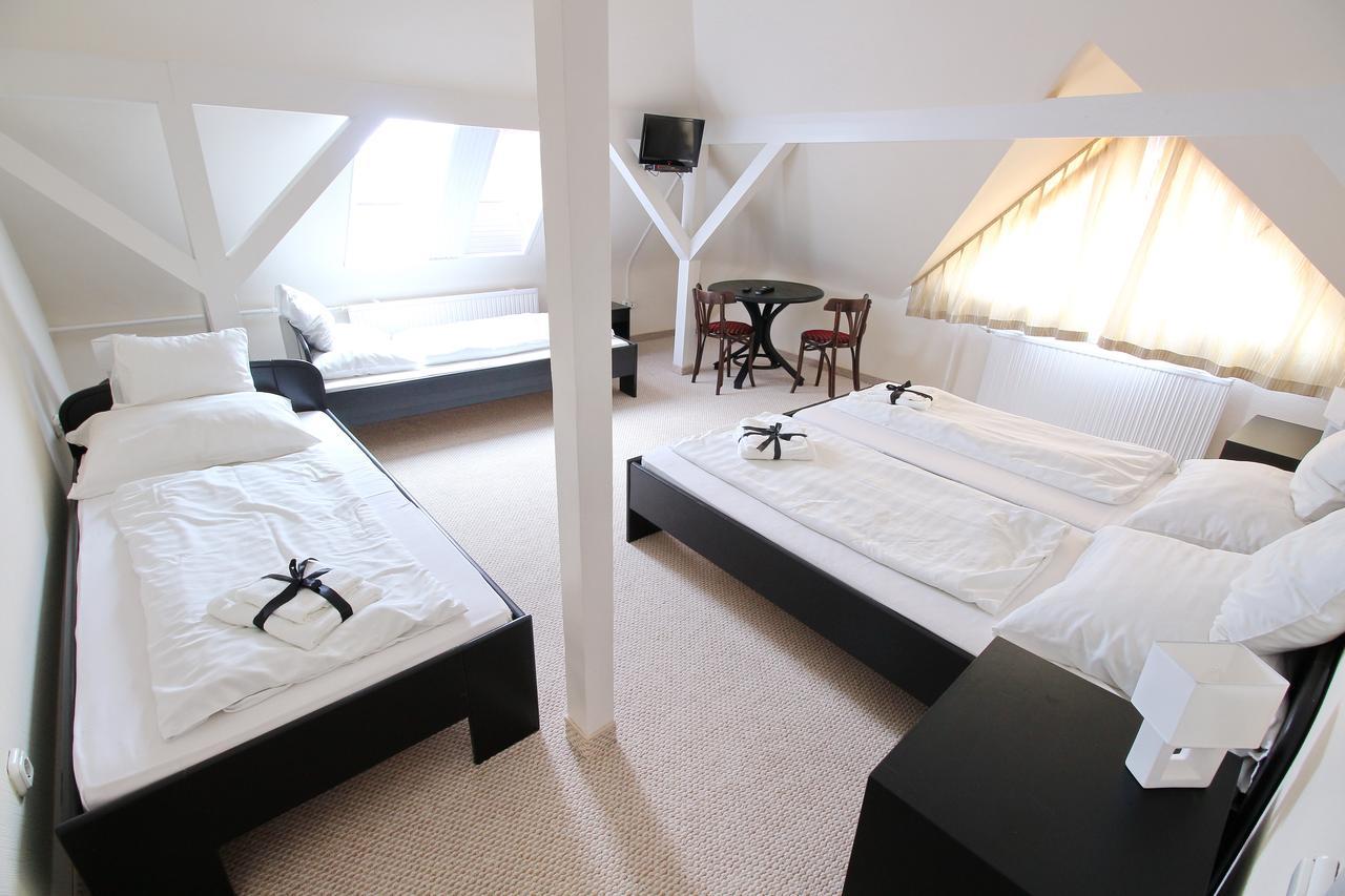 Bed and Breakfast Play Pub Etterem Es Panzio Debrecen Zimmer foto